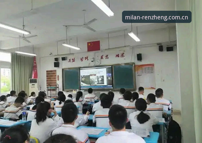 上周跟一个在罗马念书的老同学视频，他抱怨说想看米兰的赛前发布会，结果在意大利官网刷了半天全是意大利语，连首发名单都看得费劲。我问他，你为什么不试试米兰官网中国官网？他愣了一下，说还真没想过这个入口。这倒提醒了我——其实很多海外华人球迷，包括国内用户，对米兰官网中国版这个官方渠道的认知度，远低于它实际的价值。